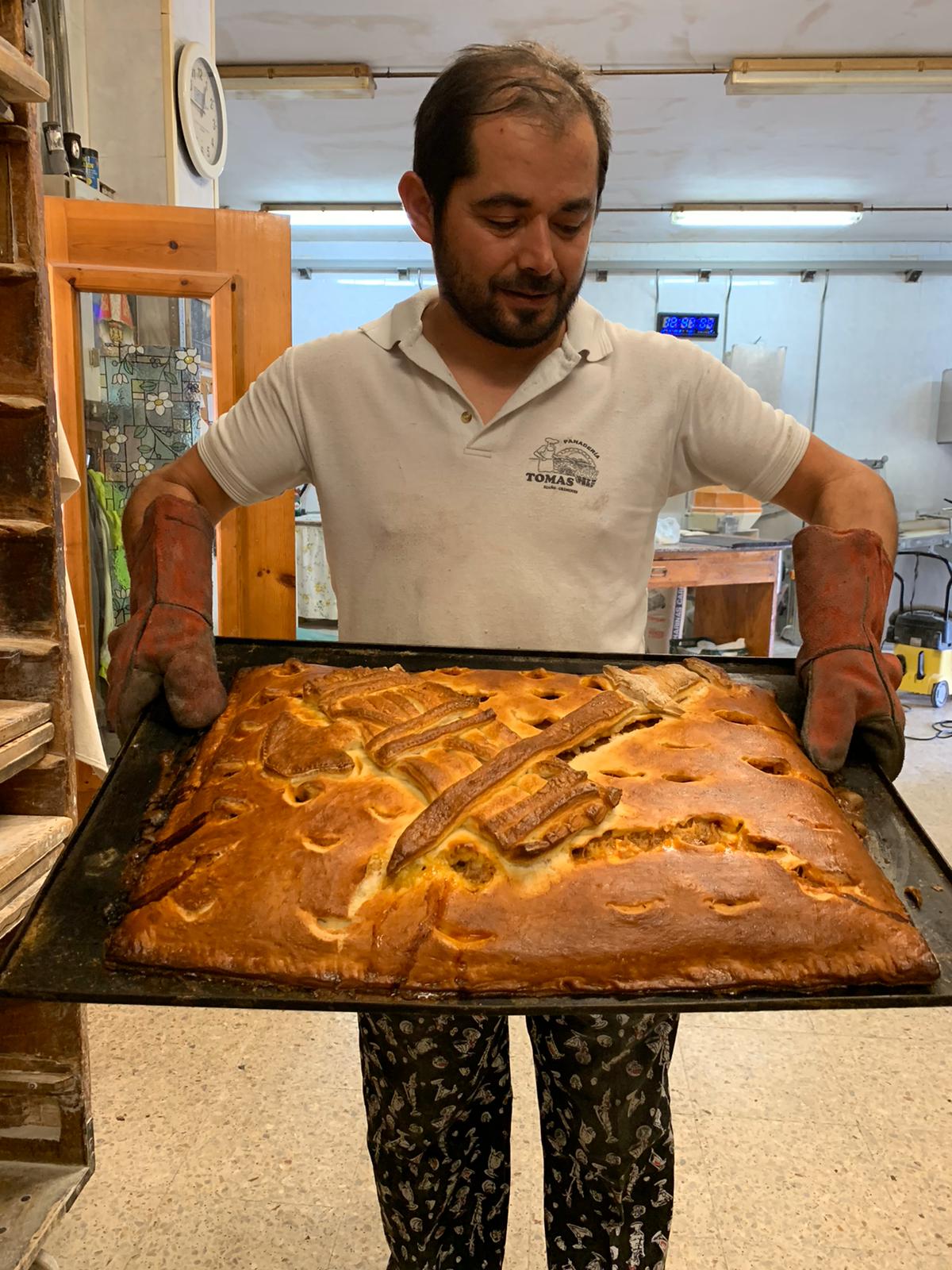 Empanada recién salida del horno en el obrador