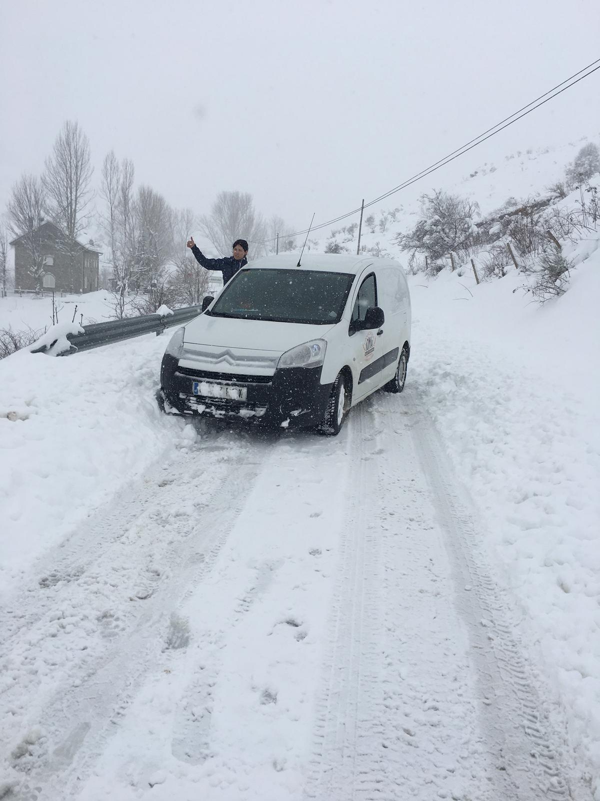 Furgoneta de reparto en una carretera nevada de montaña